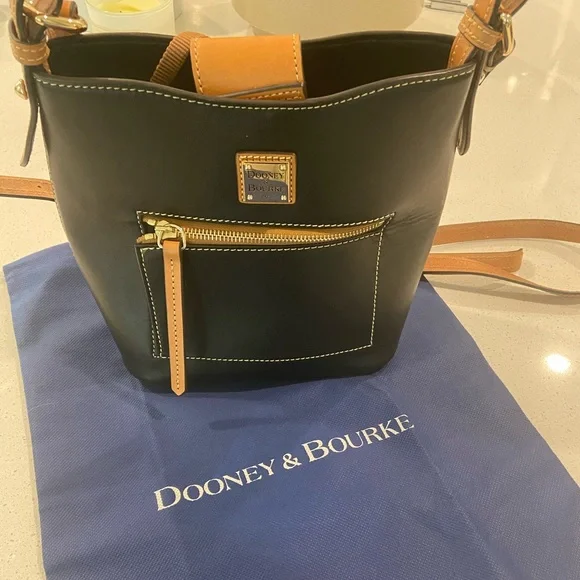 1975 EUC D&B Crossbody Smooth Black Leather with Magnetic Clasp - Picture 8 of 8